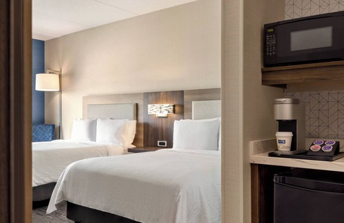 Strathroy Hotel | Holiday Inn Express Strathroy by IHG