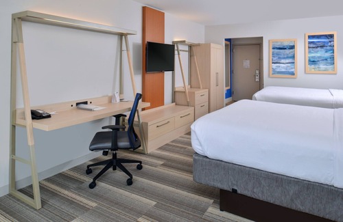 Farmington Hills Hotel | Holiday Inn Express & Suites Farmington Hills - Detroit by IHG