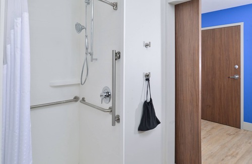 Farmington Hills Hotel | Holiday Inn Express & Suites Farmington Hills - Detroit by IHG