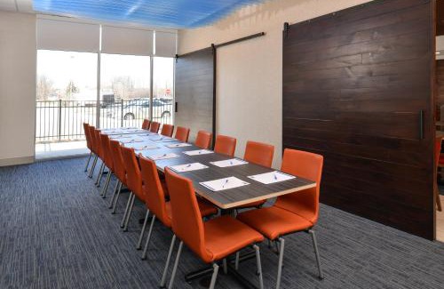 Farmington Hills Hotel | Holiday Inn Express & Suites Farmington Hills - Detroit by IHG