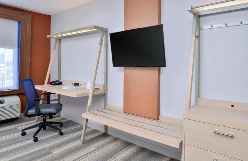 Farmington Hills Hotel | Holiday Inn Express & Suites Farmington Hills - Detroit by IHG