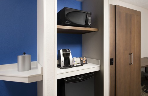 Linthicum Heights Hotel | Holiday Inn Express & Suites Baltimore - BWI Airport North by IHG