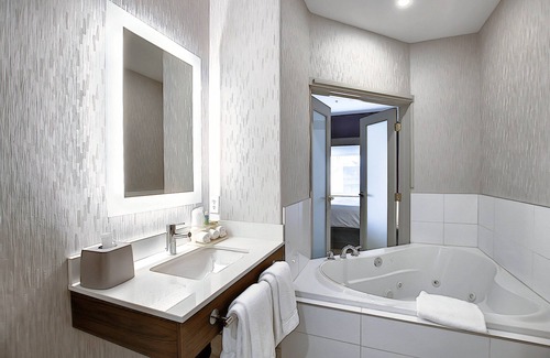 Calgary Hotel | Holiday Inn Express Airport-Calgary by IHG