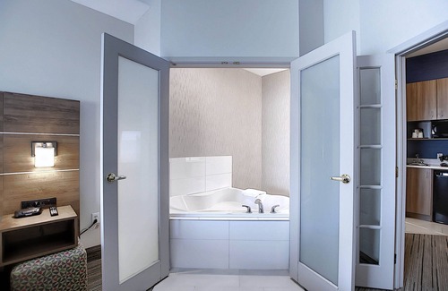 Calgary Hotel | Holiday Inn Express Airport-Calgary by IHG