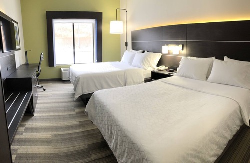 Newton Hotel | Holiday Inn Express and Suites Newton by IHG