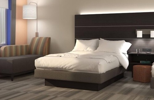 Canton Hotel | Holiday Inn Express Canton by IHG