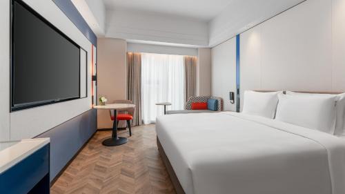 Shuangliu District Hotel | Holiday Inn Express Chengdu Shuangliu Airport by IHG - Free shuttle bus from Shuangliu International Airport to hotel about 8 Minutes by car, Welcome drink