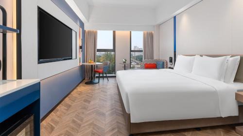 Shuangliu District Hotel | Holiday Inn Express Chengdu Shuangliu Airport by IHG - Free shuttle bus from Shuangliu International Airport to hotel about 8 Minutes by car, Welcome drink