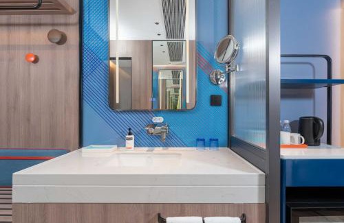 Shuangliu District Hotel | Holiday Inn Express Chengdu Shuangliu Airport by IHG - Free shuttle bus from Shuangliu International Airport to hotel about 8 Minutes by car, Welcome drink