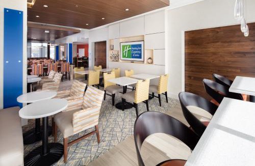 Peoria Hotel | Holiday Inn Express East Peoria - Riverfront by IHG