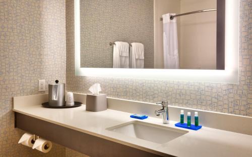 Biggs Field Hotel | Holiday Inn Express El Paso I-10 East by IHG