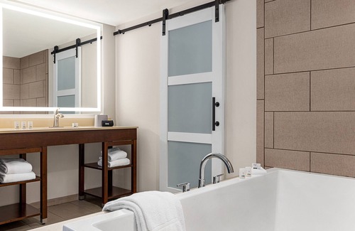 Evansville Hotel | Holiday Inn Express Evansville Downtown by IHG