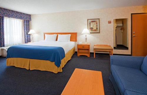 Fargo Hotel | Holiday Inn Express Fargo - West Acres by IHG