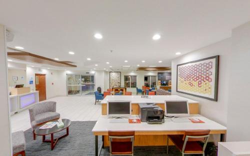 New Haven Hotel | Holiday Inn Express Fort Wayne - East - New Haven by IHG