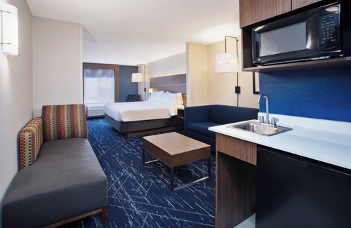 Auburn Hills Hotel | Holiday Inn Express Hotel & Suites Auburn Hills by IHG