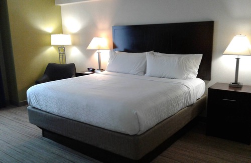 West Mifflin Hotel | Holiday Inn Express Hotel & Suites Pittsburgh West Mifflin by IHG