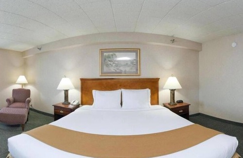 West Mifflin Hotel | Holiday Inn Express Hotel & Suites Pittsburgh West Mifflin by IHG