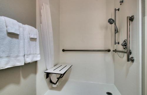 Cedar Rapids - Iowa City Hotel | Holiday Inn Express Hotel & Suites Cedar Rapids I-380 at 33rd Avenue by IHG