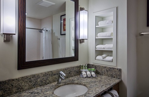 Historic Kailua Village Hotel | Holiday Inn Express Hotel & Suites Kailua-Kona by IHG