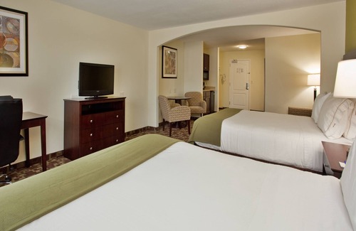 South Kansas City Hotel | Holiday Inn Express Hotel & Stes Kansas City Sports Complex by IHG