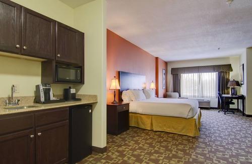 South Kansas City Hotel | Holiday Inn Express Hotel & Stes Kansas City Sports Complex by IHG