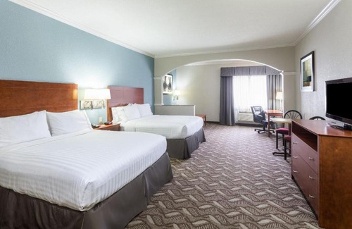 Lake Charles Hotel | Holiday Inn Express Hotel and Suites Lake Charles by IHG