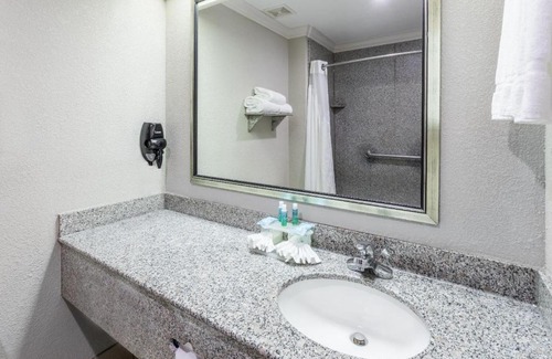 Lake Charles Hotel | Holiday Inn Express Hotel and Suites Lake Charles by IHG