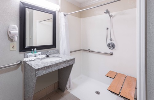 Lake Charles Hotel | Holiday Inn Express Hotel & Suites Lake Charles by IHG