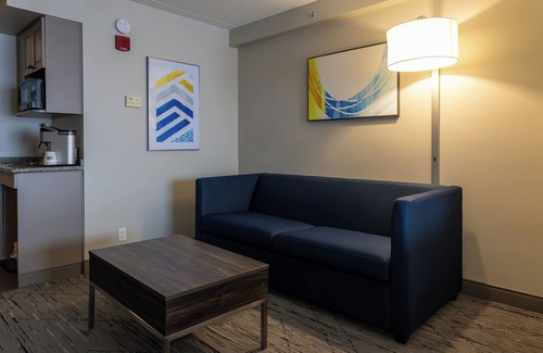Brockville Hotel | Holiday Inn Express Hotel & Suites Brockville by IHG