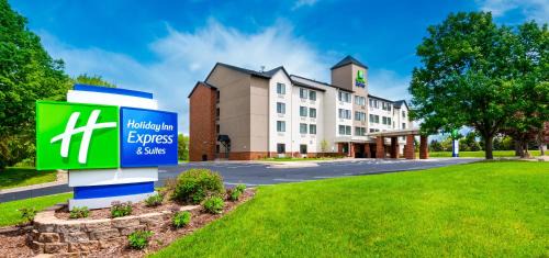 Coon Rapids Hotel | Holiday Inn Express Hotel & Suites Coon Rapids - Blaine Area by IHG