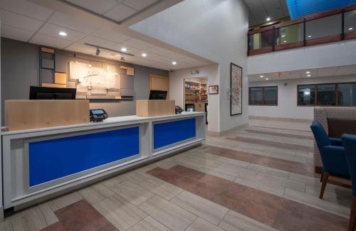 Coon Rapids Hotel | Holiday Inn Express Hotel & Suites Coon Rapids - Blaine Area by IHG
