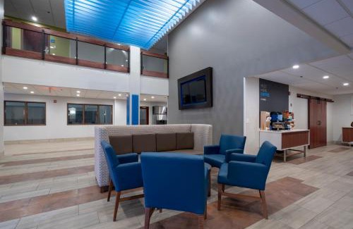 Coon Rapids Hotel | Holiday Inn Express Hotel & Suites Coon Rapids - Blaine Area by IHG