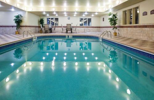 Grand Forks Hotel | Holiday Inn Express Hotel & Suites Grand Forks by IHG