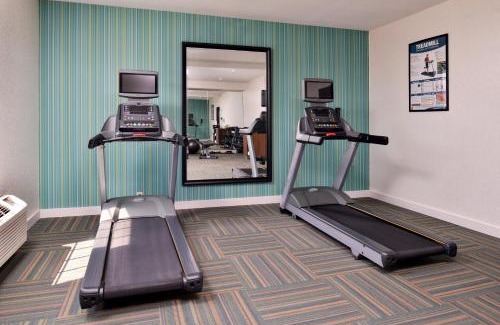 North Kansas City Hotel | Holiday Inn Express Hotel & Suites North Kansas City by IHG
