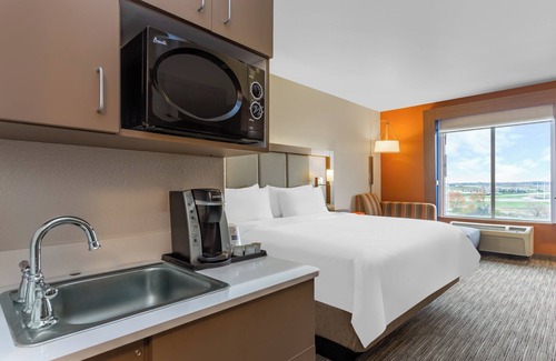 Loves Park Hotel | Holiday Inn Express Hotel & Suites Rockford-Loves Park by IHG