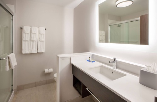 Loves Park Hotel | Holiday Inn Express Hotel & Suites Rockford-Loves Park by IHG