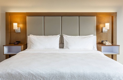 Loves Park Hotel | Holiday Inn Express Hotel & Suites Rockford-Loves Park by IHG