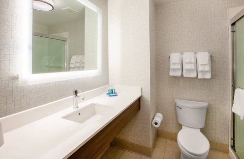 Loves Park Hotel | Holiday Inn Express Hotel & Suites Rockford-Loves Park by IHG