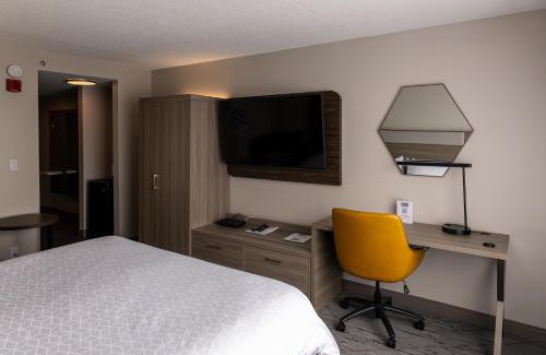 Brockville Hotel | Holiday Inn Express Hotel & Suites Brockville by IHG