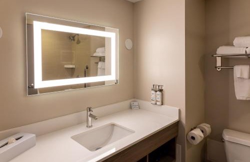 Brockville Hotel | Holiday Inn Express Hotel & Suites Brockville by IHG