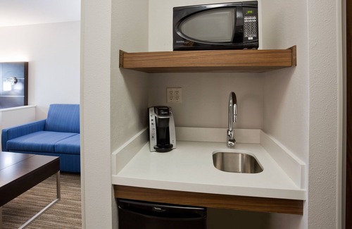 Dickinson Hotel | Holiday Inn Express Hotel & Suites Dickinson by IHG