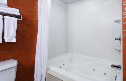 Brandermill Hotel | Holiday Inn Express Hotel & Suites Richmond-Brandermill by IHG
