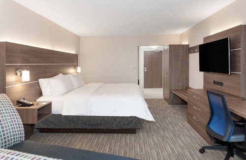 Ottawa Division Hotel | Holiday Inn Express Hotel & Suites Ottawa Airport by IHG