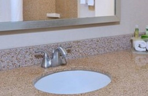 Ottawa Division Hotel | Holiday Inn Express Hotel & Suites Ottawa Airport by IHG