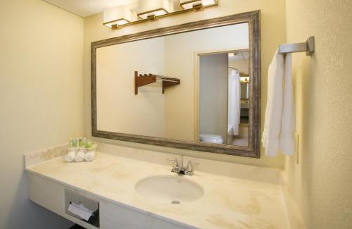 Gahanna Hotel | Holiday Inn Express Hotel & Suites Columbus Airport by IHG