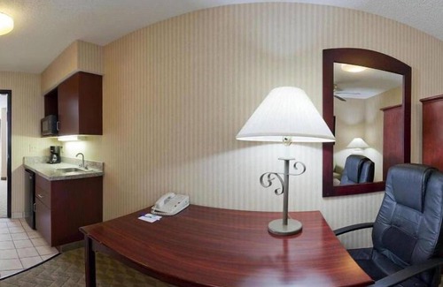 Lansing Hotel | Holiday Inn Express Hotel & Suites Lansing-Leavenworth, an IHG Hotel