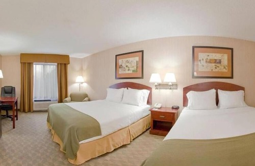 Lansing Hotel | Holiday Inn Express Hotel & Suites Lansing-Leavenworth, an IHG Hotel