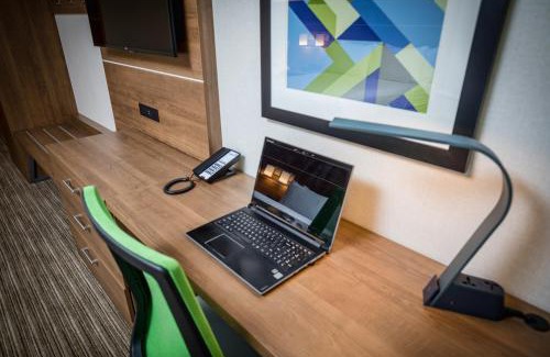 Modesto Hotel | Holiday Inn Express Hotel & Suites Modesto-Salida by IHG