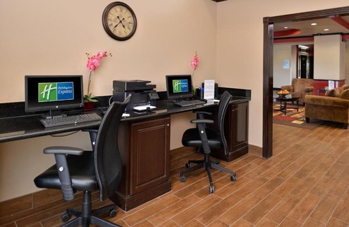 Sherman Hotel | Holiday Inn Express Hotel & Suites Sherman Highway 75 by IHG