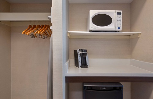 Barrie Hotel | Holiday Inn Express Hotel & Suites Barrie by IHG